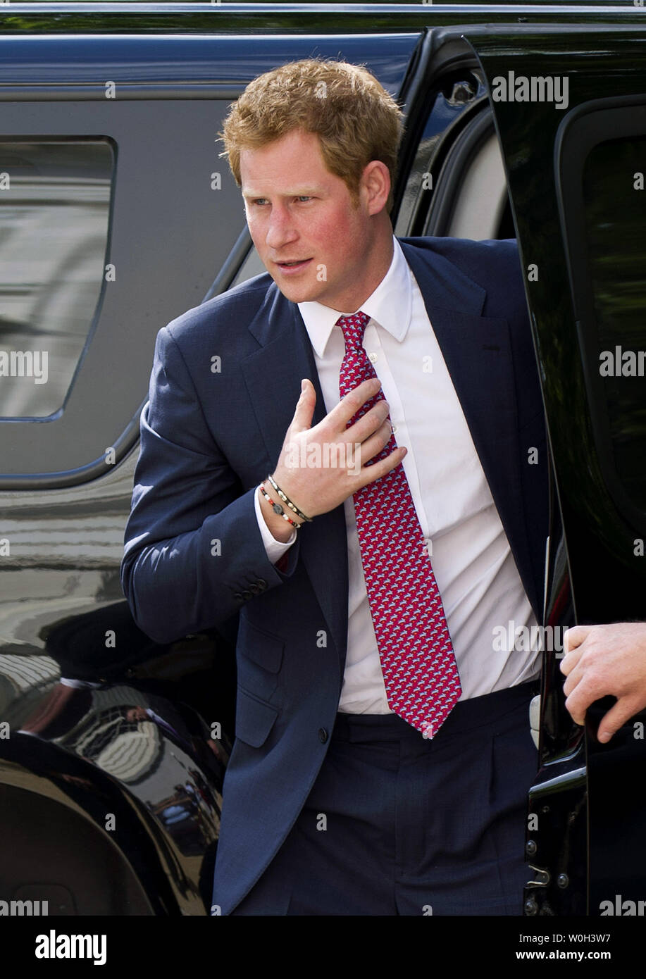 Il principe Harry arriva su Capitol Hill per un tour a mostre fotografiche da HALO Trust, un no profit britannica incentrata sulla rimozione di guerra pericolosi detriti, comprese le nazioni unite-vista esplosa i dispositivi e le mine terrestri, il 9 maggio 2013 a Washington D.C. UPI/Kevin Dietsch Foto Stock