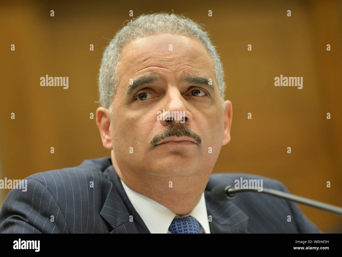 Il procuratore generale Eric Holder testimonia durante una casa Comitato Giudiziario audizione sul controllo giurisdizionale su 15 maggio 2013 sul Campidoglio di Washington, D.C. UPI/Kevin Dietsch Foto Stock