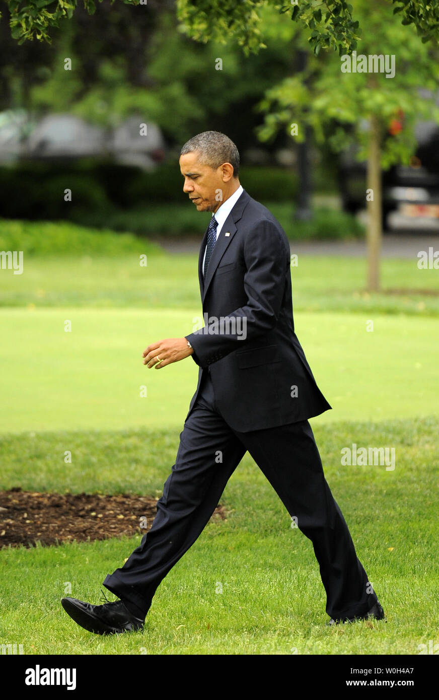 Il Presidente Usa Barack Obama passeggiate attraverso il South Lawn come egli si diparte la Casa Bianca, 24 maggio 2013, a Washington DC per un viaggio di un giorno ad Annapolis, Maryland per rendere un indirizzo di inizio all'Accademia Navale degli Stati Uniti. UPI/Mike Theiler Foto Stock