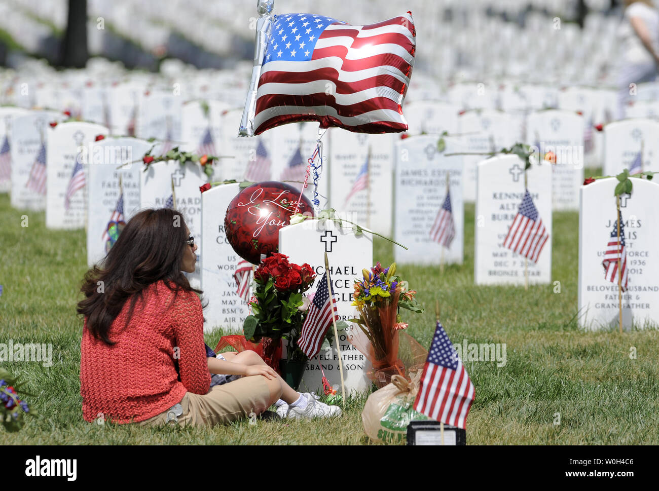 Sandra scuotimento della Andrews Air Force Base in Maryland e suo figlio Harlen, 5, mantenere una veglia presso la lapide di suo marito USAF Col. Michael Vance scuotimento presso il Cimitero Nazionale di Arlington del Memorial Day, in Arlington, Virginia, 27 maggio 2013. Il Memorial Day la nazione onora i suoi veterani militari e di coloro che sono morti nel paese di conflitti. UPI/Mike Theiler Foto Stock