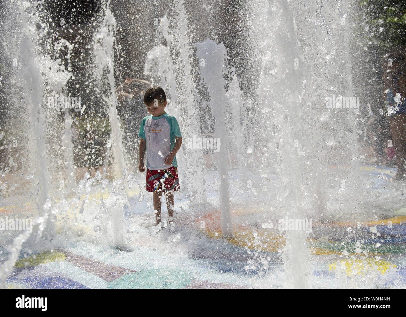 Un bambino non si raffredda in una fontana a Silver Spring, Maryland il 31 maggio 2013. La c.c. regione metropolitana sta vivendo un mini onda di calore come temperature aggirarsi intorno a 90 gradi per il terzo giorno consecutivo. UPI/Kevin Dietsch Foto Stock