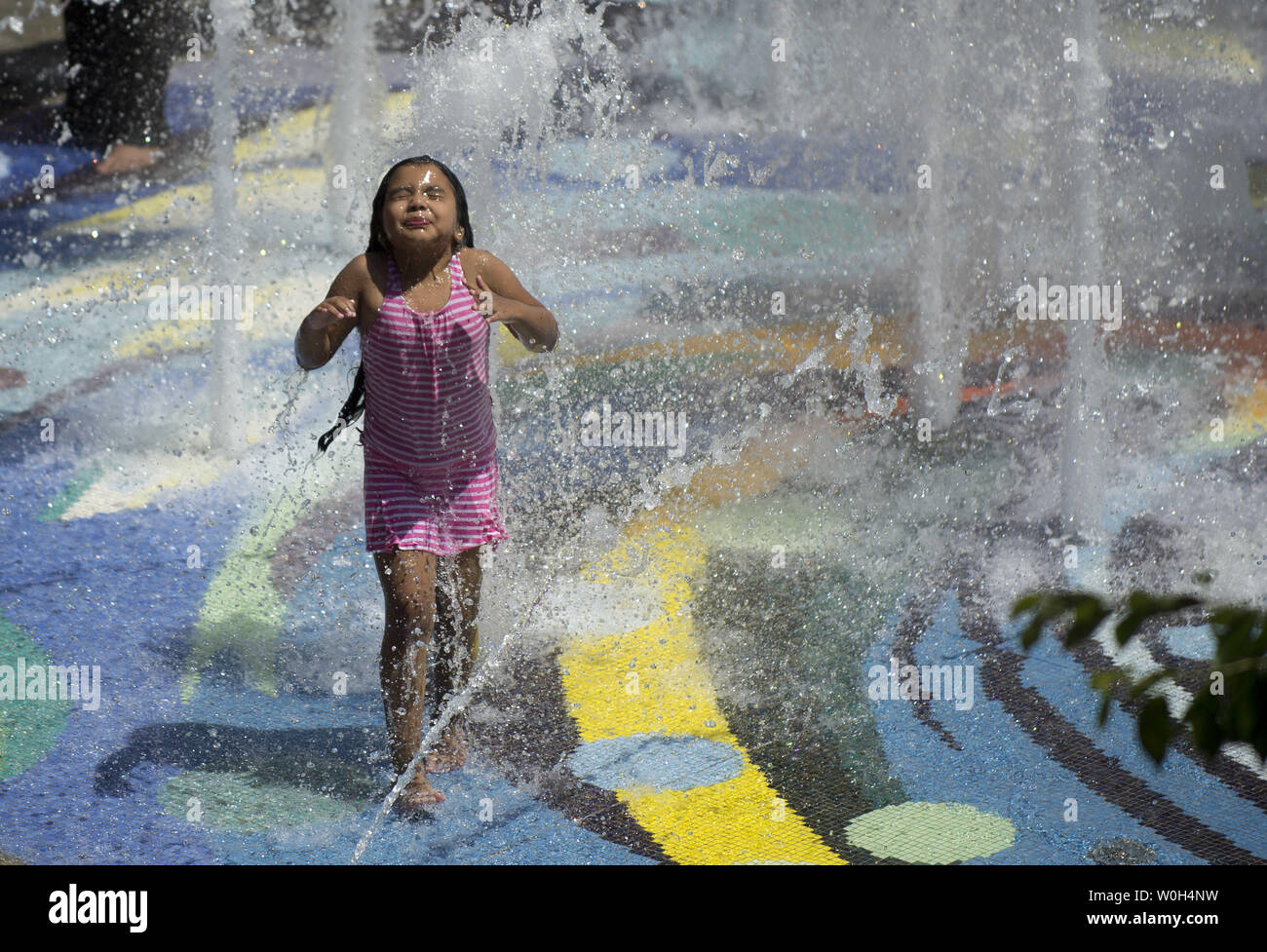 Un bambino non si raffredda in una fontana a Silver Spring, Maryland il 31 maggio 2013. La c.c. regione metropolitana sta vivendo un mini onda di calore come temperature aggirarsi intorno a 90 gradi per il terzo giorno consecutivo. UPI/Kevin Dietsch Foto Stock