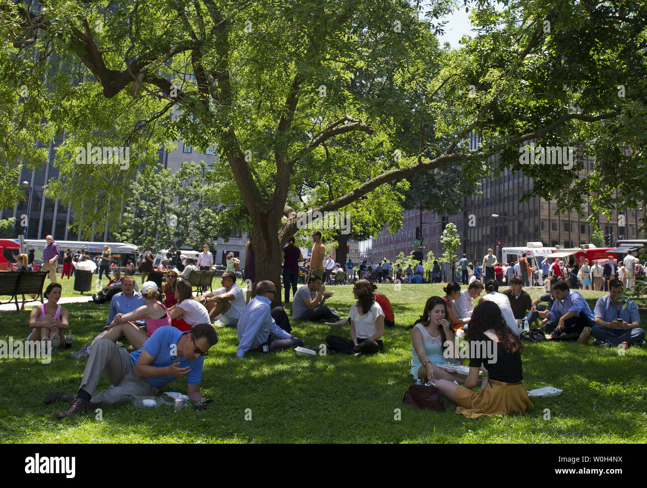 Popolo gregge all'ombra come si mangia il pranzo in Farragut Parco di Washington, DC il 31 maggio 2013. La c.c. regione metropolitana sta vivendo un mini onda di calore come temperature aggirarsi intorno a 90 gradi per il terzo giorno consecutivo. UPI/Kevin Dietsch Foto Stock