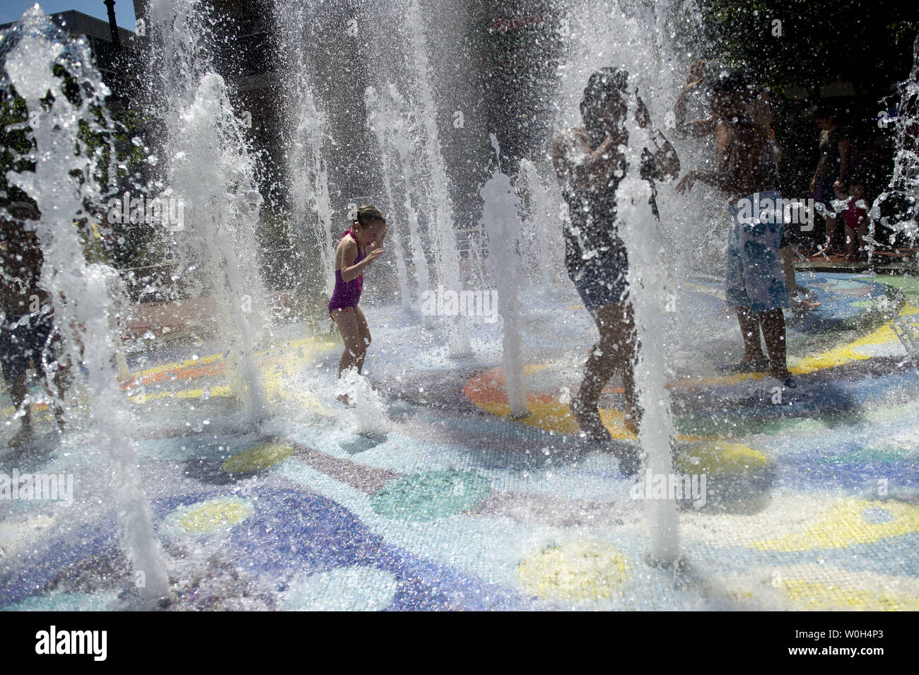 Bambini raffreddare in una fontana a Silver Spring, Maryland il 31 maggio 2013. La c.c. regione metropolitana sta vivendo un mini onda di calore come temperature aggirarsi intorno a 90 gradi per il terzo giorno consecutivo. UPI/Kevin Dietsch Foto Stock