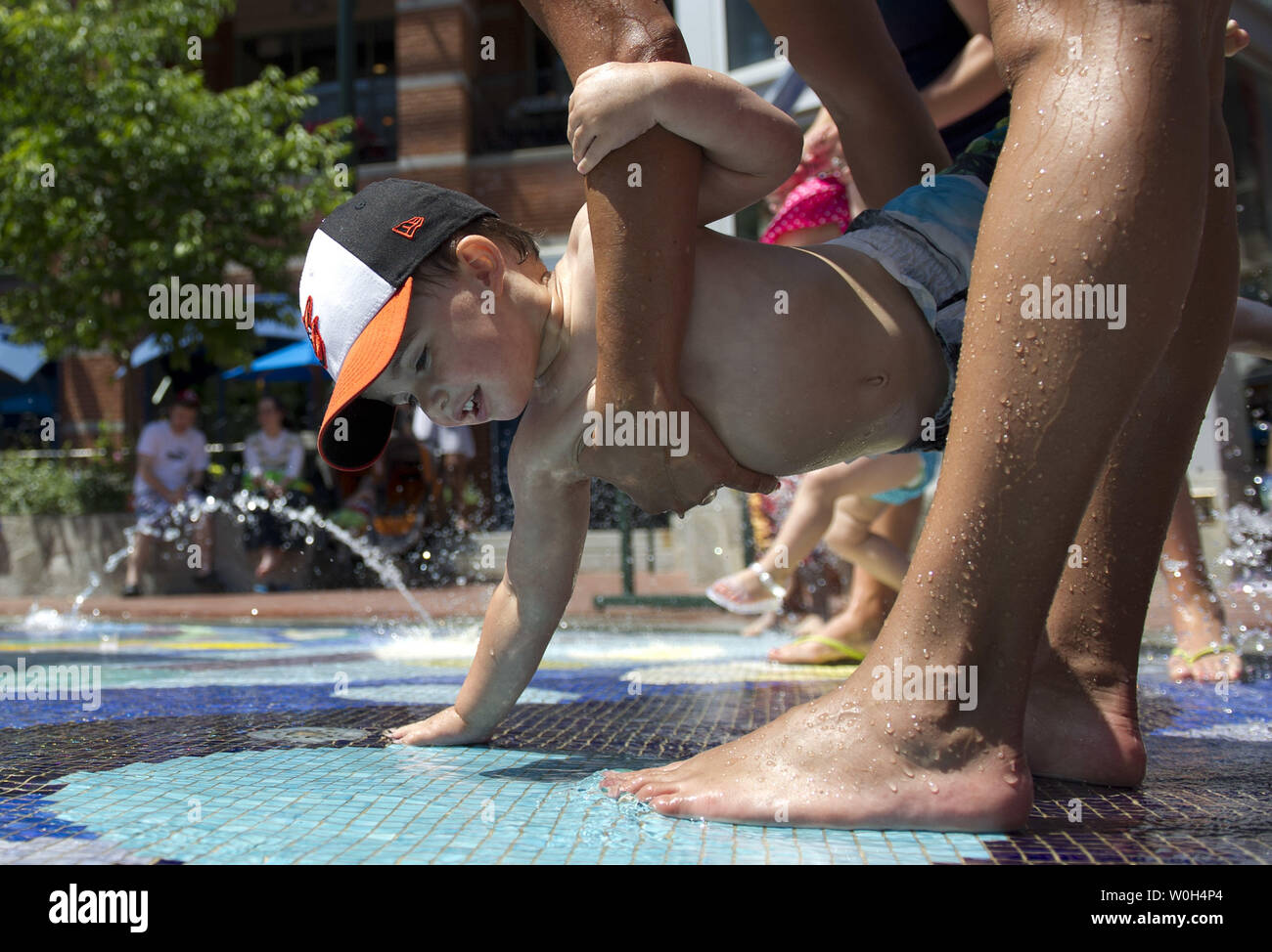 Chase Wallis non si raffredda in una fontana a Silver Spring, Maryland il 31 maggio 2013. La c.c. regione metropolitana sta vivendo un mini onda di calore come temperature aggirarsi intorno a 90 gradi per il terzo giorno consecutivo. UPI/Kevin Dietsch Foto Stock