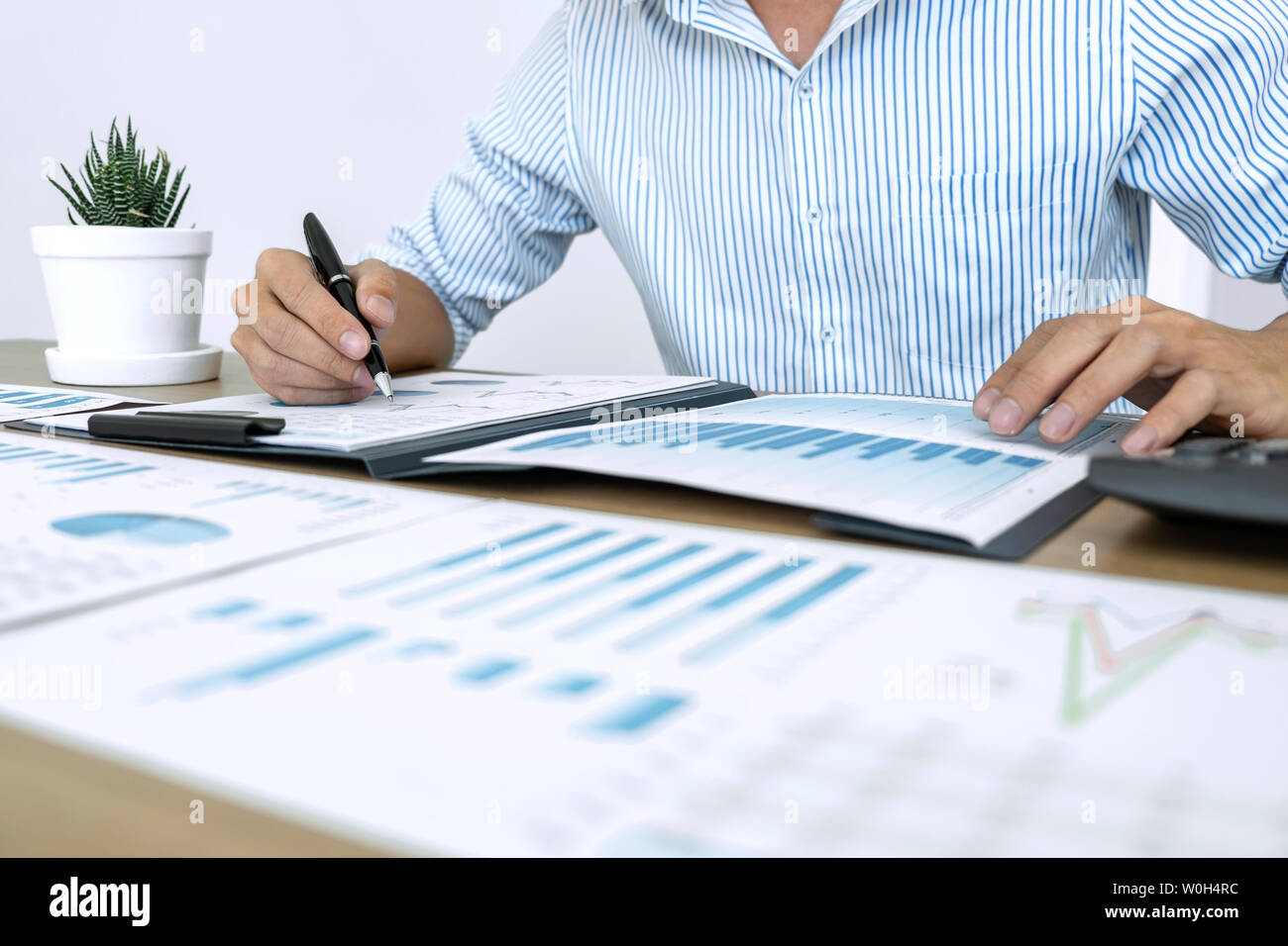 Imprenditore commercialista rendendo il lavoro di audit e di calcolo finanziario spese relazione finanziaria annuale di bilancio dichiarazione, facendo finanza fare n. Foto Stock