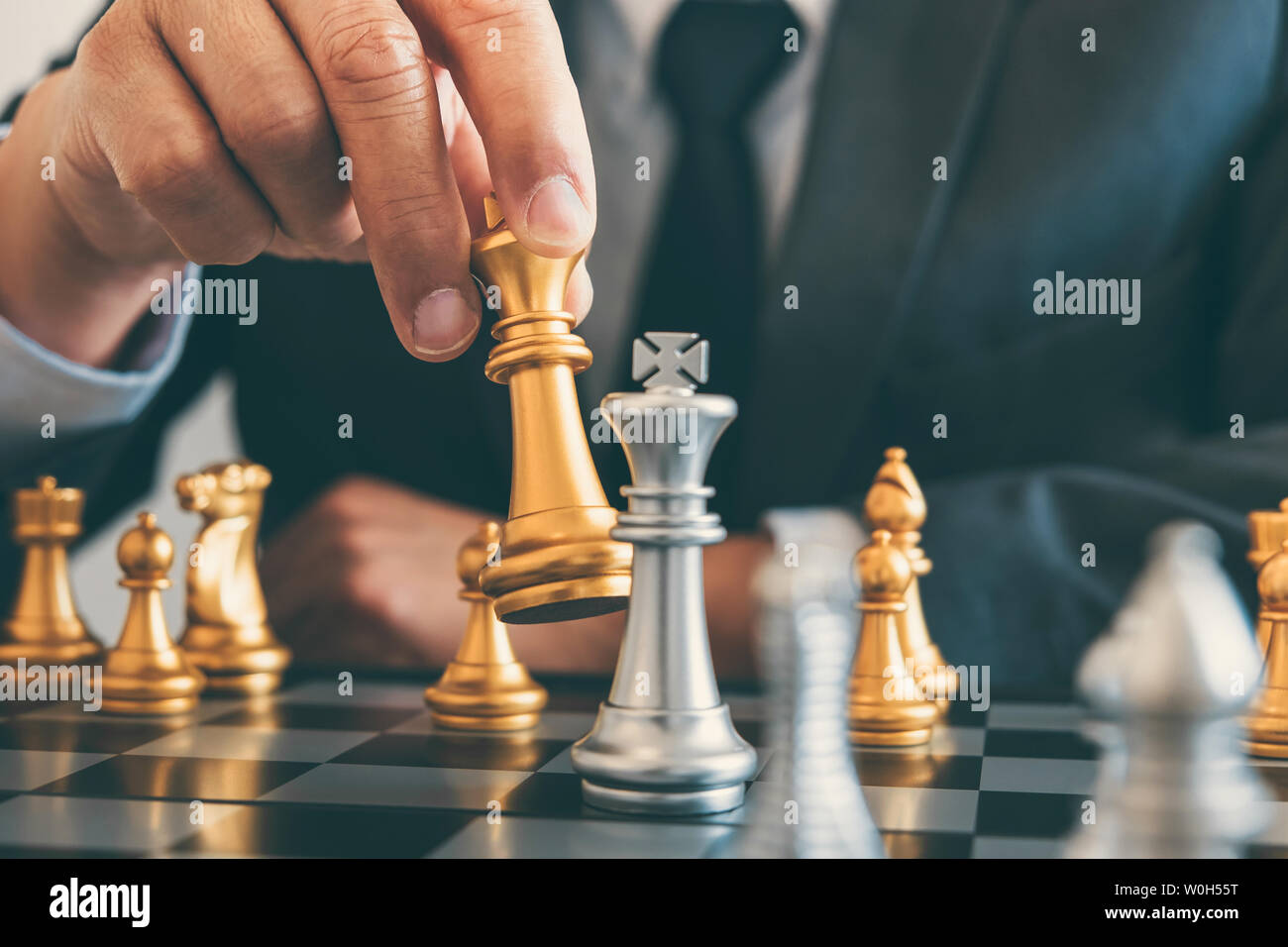 Imprenditore leadership giocando a scacchi e pensare piano strategico su crash di rovesciare la squadra opposta e analizzare lo sviluppo per il successo di corp Foto Stock