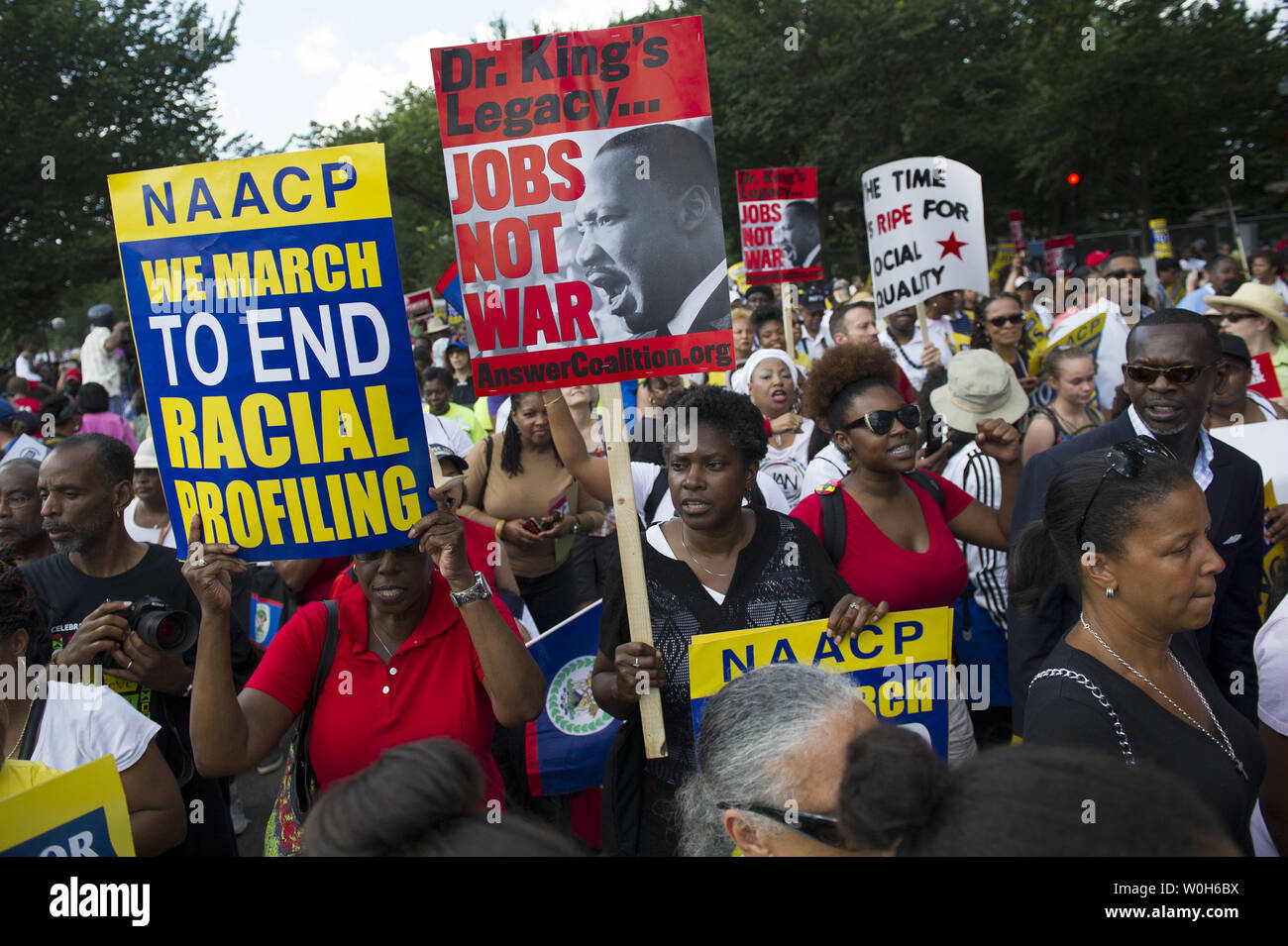 Le persone partecipano in marzo per la commemorazione del cinquantesimo anniversario della marcia su Washington e il dottor Martin Luther King Jr. "Ho un sogno" discorso, vicino al Lincoln Memorial a Washington D.C. il 24 agosto 2013. Decine di migliaia di civili di sostenitori radunati sul National Mall per celebrare il cinquantesimo anniversario. UPI/Kevin Dietsch Foto Stock