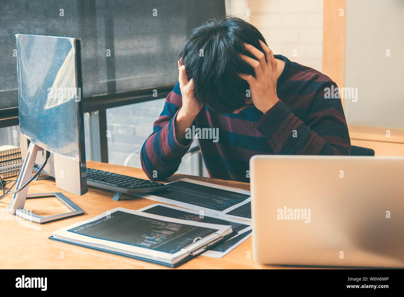 Programmatore professionista di lavoro e di stress nel sito di programmazione un software e tecnologia di codifica, la scrittura di codici e dati di codice di programmazione, con HTML Foto Stock