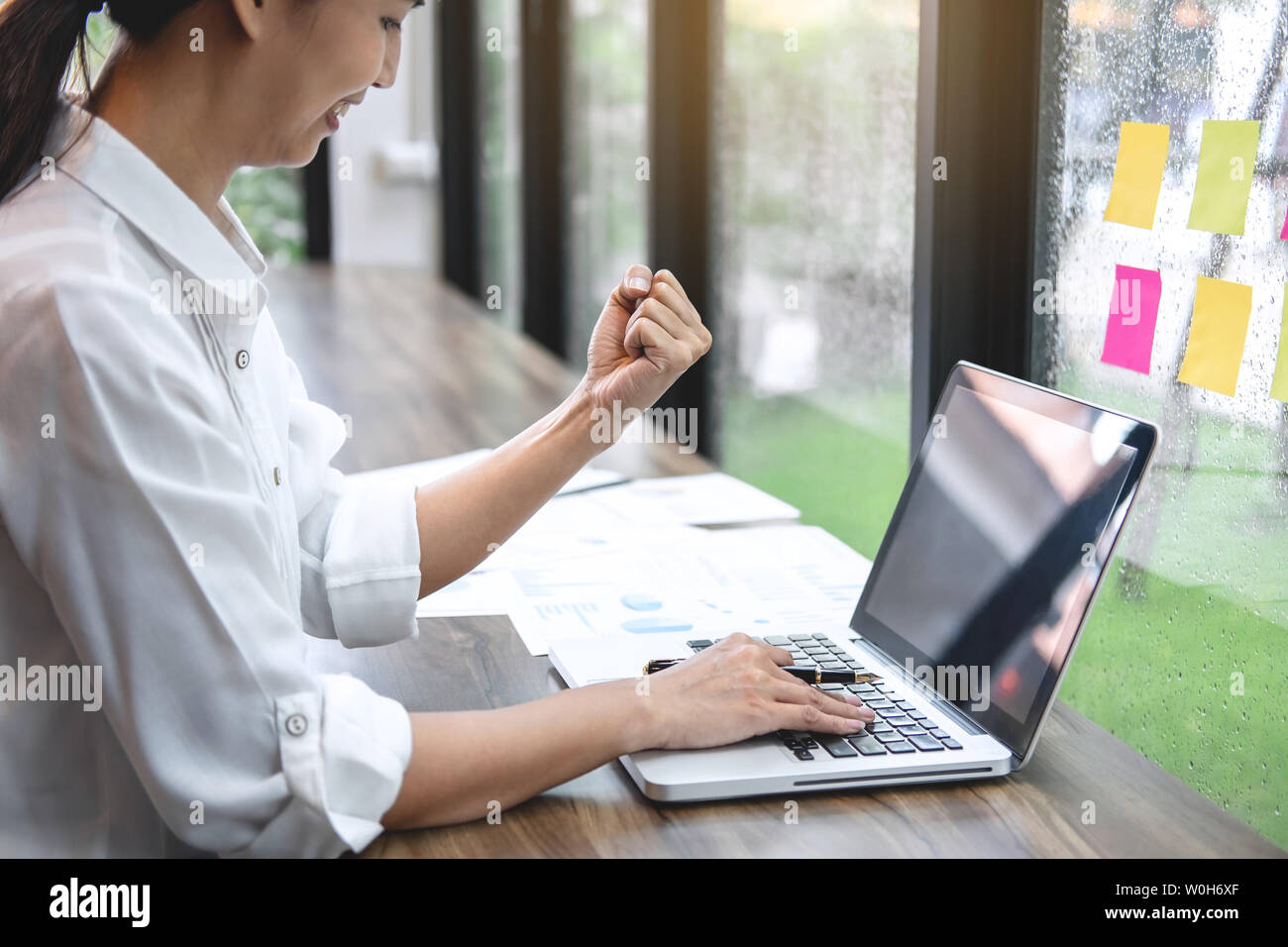 Nota adesiva carta pianificare promemoria bordo, Business donna ragioniere controllo funzionante e il successo a spese di calcolo finanziario Relazione annuale di bilancio ha Foto Stock