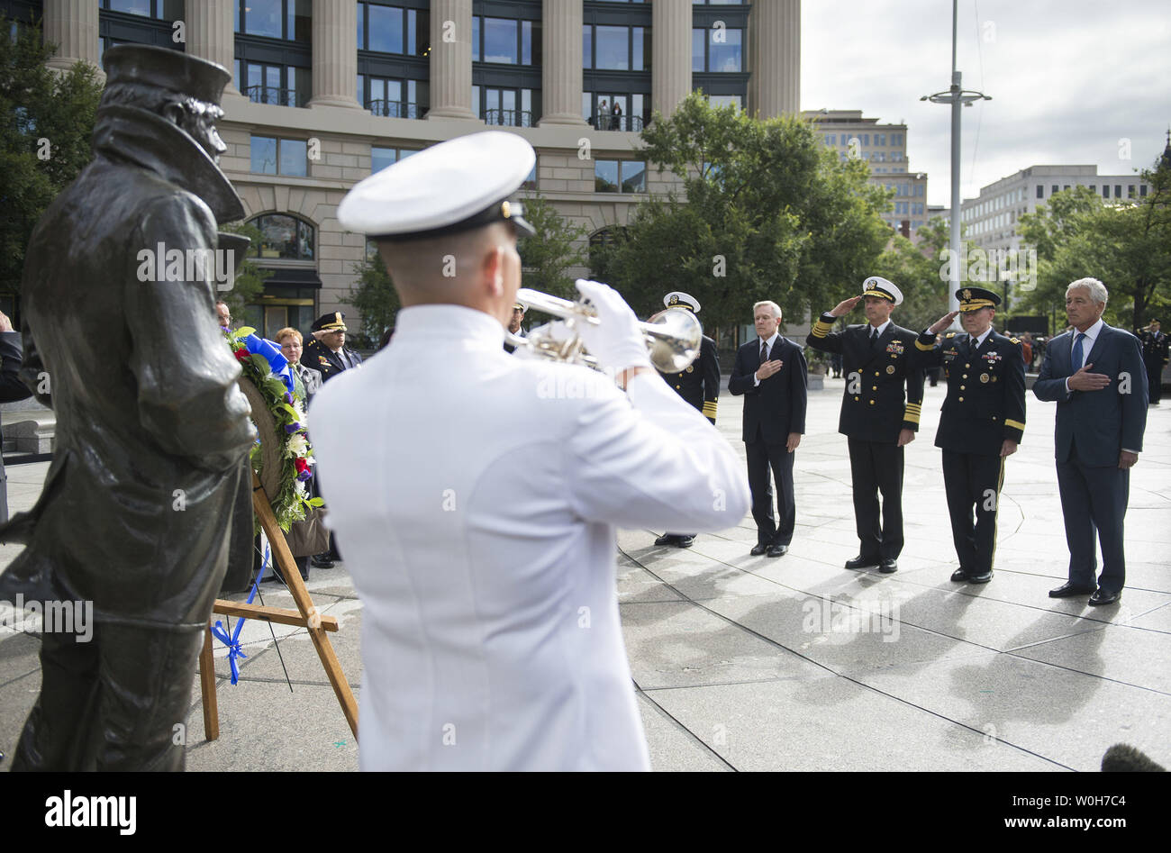 Il Segretario della Difesa Chuck Hagel, Presidente del Comune di capi di Stato Maggiore gen. Martin Dempsey, Vice Presidente del comune di Capo del personale di Adm. Sandy Winnefeld, Navy Segretario Ray Mabus e Capo di operazioni navali Jonathan Greenert partecipare in una ghirlanda di cerimonia di posa corona al Memoriale Navale in onore delle vittime di ieri del Navy Yard tiro, a Washington D.C. il 17 settembre 2013. Ieri mattina la presunta pistolero Aaron Alexis aprì il fuoco sul complesso navale uccidendo 12. UPI/Kevin Dietsch Foto Stock