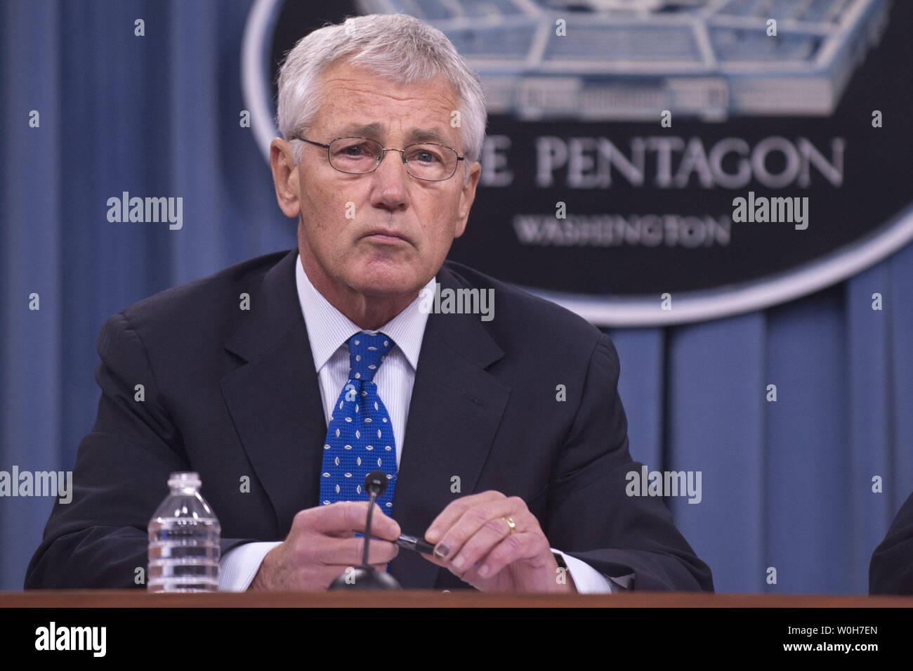 Il Segretario della Difesa Chuck Hagel parla durante un briefing con la stampa al Pentagono di Arlington, Virginia, il 18 settembre 2013. Hagel ordinando recensioni delle misure di sicurezza di difesa degli Stati Uniti strutture di tutto il mondo e recensioni di sicurezza le procedure di liquidazione. Queste recensioni provengono in scia di lunedì il Navy Yard le riprese che ha lasciato 13 morti tra cui pistolero Aaron Alexis, che era un dipartimento della difesa contraente con un nulla osta di sicurezza. UPI/Kevin Dietsch Foto Stock