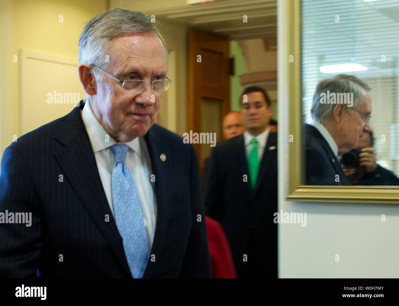 Il leader della maggioranza del Senato Harry Reid (D-NV) passeggiate in una conferenza stampa sulla risoluzione continua negli Stati Uniti Capitol, 26 settembre 2013. UPI/Molly Riley Foto Stock
