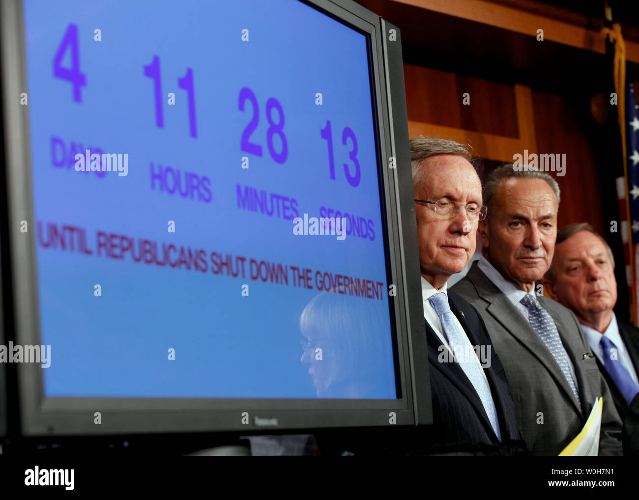 Il leader della maggioranza del Senato Harry Reid (D-NV), il senatore Charles Schumer (D-NY) e assistente il leader della maggioranza del Senato Richard Durbin (D-il) ascoltare durante una conferenza stampa sulla risoluzione continua negli Stati Uniti Capitol, 26 settembre 2013. UPI/Molly Riley Foto Stock