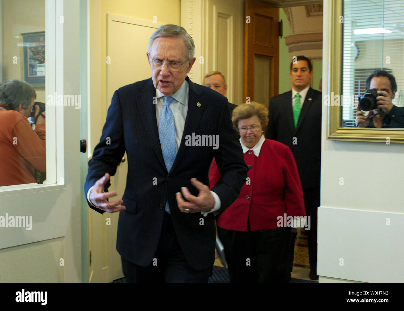 Il leader della maggioranza del Senato Harry Reid (D-NV) passeggiate in una conferenza stampa con il senato leadership democratica, sul persistere della risoluzione negli Stati Uniti Capitol, 26 settembre 2013. UPI/Molly Riley Foto Stock