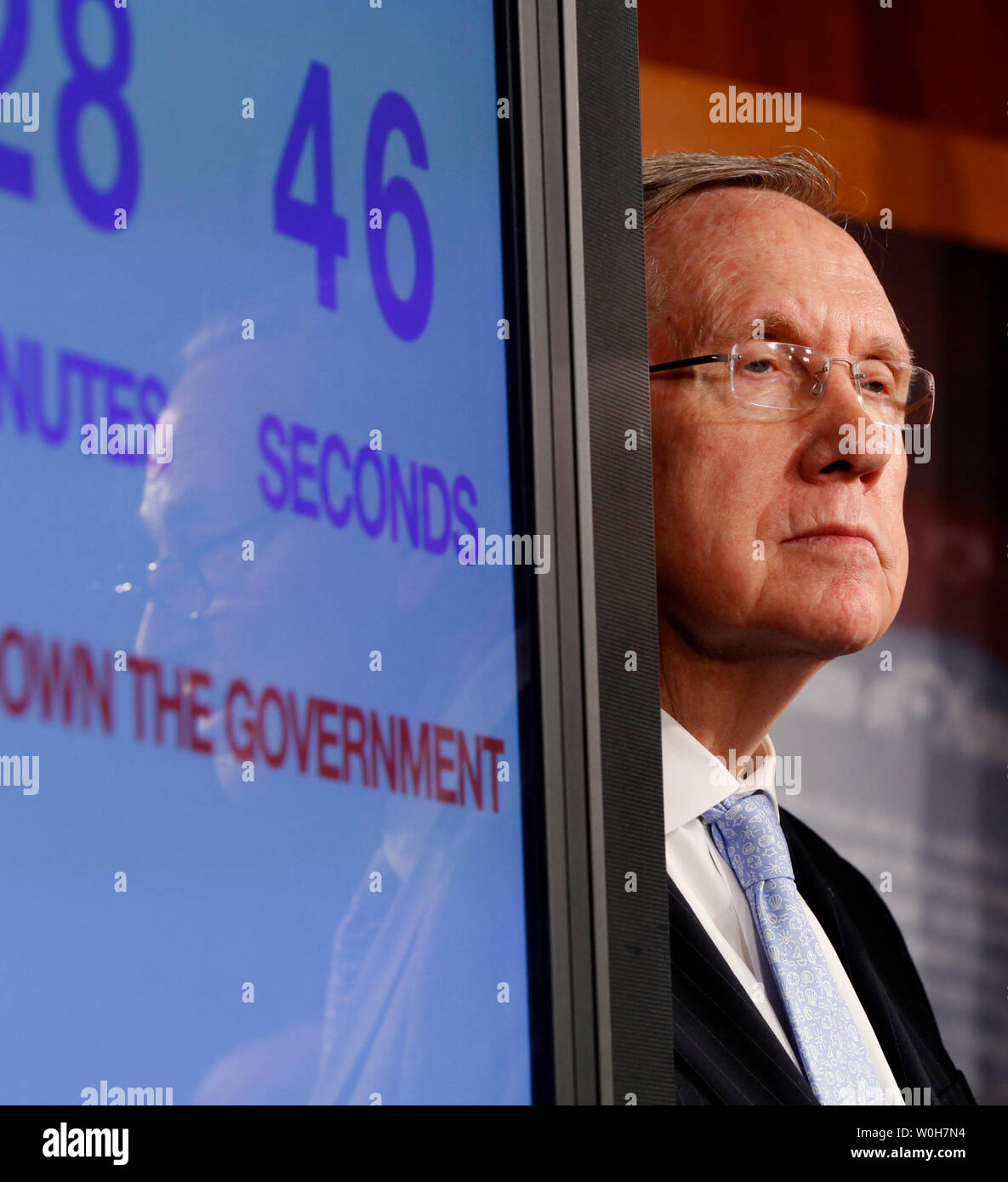 Il leader della maggioranza del Senato Harry Reid (D-NV) ascolta durante una conferenza stampa con il senato leadership democratica sul persistere della risoluzione negli Stati Uniti Capitol, 26 settembre 2013. UPI/Molly Riley Foto Stock