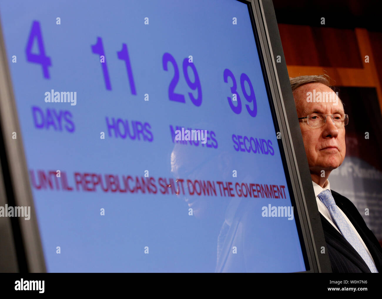 Il leader della maggioranza del Senato Harry Reid (D-NV) ascolta durante una conferenza stampa con il senato leadership democratica sul persistere della risoluzione negli Stati Uniti Capitol, 26 settembre 2013. UPI/Molly Riley Foto Stock