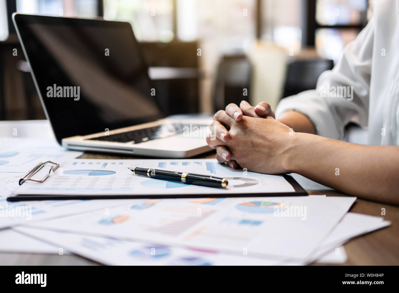 Business donna ragioniere controllo funzionante e il calcolo finanziario spese relazione finanziaria annuale di bilancio dichiarazione, facendo finanziare rendendo note Foto Stock