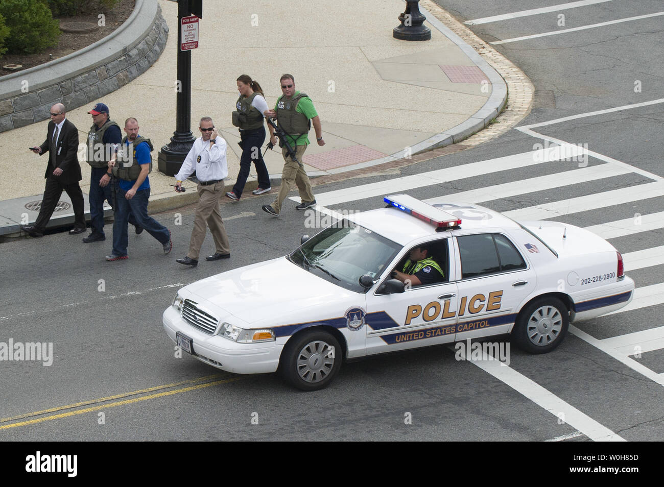 Capitol Hill polizia rispondere alle segnalazioni di colpi di pistola sparato fuori del Senato Hart ufficio edificio nei pressi di Stati Uniti Capitol Building a Washington D.C. il 3 ottobre 2013. UPI/Kevin Dietsch Foto Stock