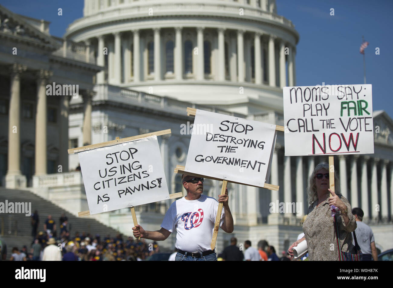 Persone protestano contro il governo furloughs dipendente al di fuori degli Stati Uniti Campidoglio il 4 ottobre 2013 a Washington D.C. Congresso rimane in una situazione di stallo sul bilancio trattativa come il governo shutdown entra nel suo quarto giorno. UPI/Kevin Dietsch Foto Stock