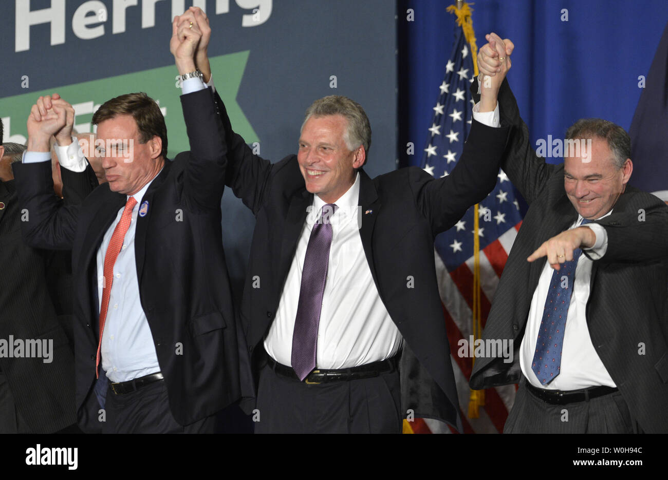 Democratici Terry McAuliffe (C) unisce le mani con il Sen. Mark Warner (D-VA), (L) e il Sen. Tim Kaine (D-VA) come egli sostiene la vittoria in Virginia gubernatorial gara durante una celebrazione in Tyson's Corner, Virginia, 5 novembre 2013. McAuliffe ha sconfitto la Virginia Attorney General il repubblicano Ken Cuccinelli in una gara strettamente sorvegliati dal resto del paese. UPI/Mike Theiler Foto Stock