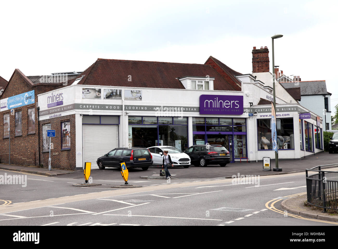 Ashtead, Surrey, Regno Unito - Milners high street shop, un hotel a conduzione familiare in store dal 1991, iniziato dai fratelli locale Brian & Garry Milner Foto Stock