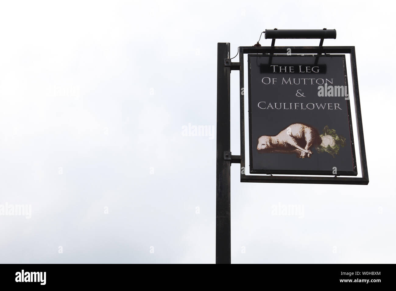 Mole Valley Ashtead, Surrey, Regno Unito - la gamba di Mutton e Cauliflower pubblico segno. Pub di alta strada villaggio, conosciuto localmente come il LOMAC di giorno Foto Stock