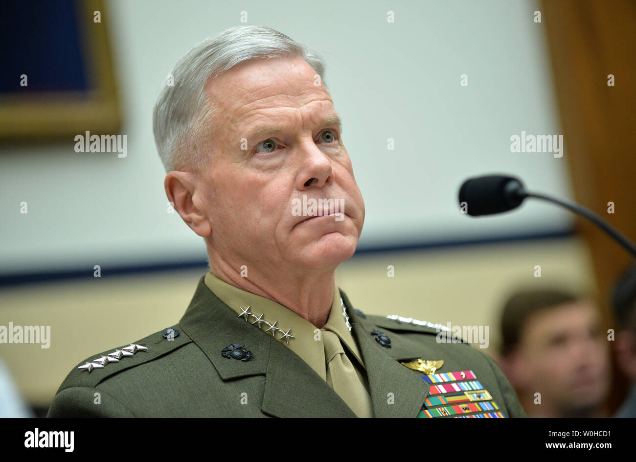 Marine Corps Commandant gen. James Amos testimonia durante una casa Comitato delle Forze Armate audizione sul FY2015 difesa nazionale autorizzazione richiesta di budget del dipartimento della marina, sulla Capitol Hill su Marzo 11, 2014 a Washington D.C. UPI/Kevin Dietsch. Foto Stock