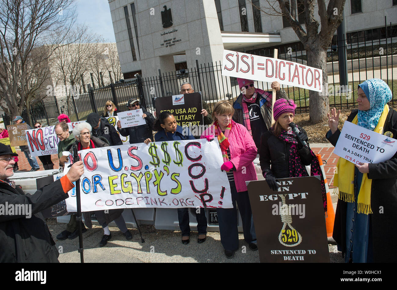 Membro del gruppo di attivisti CodePink e l'Egiziano gli americani per la democrazia e i diritti umani gruppo detengono un rally al di fuori dell'ambasciata egiziana per chiedere al governo egiziano di invertire le condanne a morte per 529 Egiziani accusati di presunta uccisione di un funzionario di polizia, il 27 marzo 2014 sul Campidoglio di Washington, DC. UPI/Kevin Dietsch Foto Stock