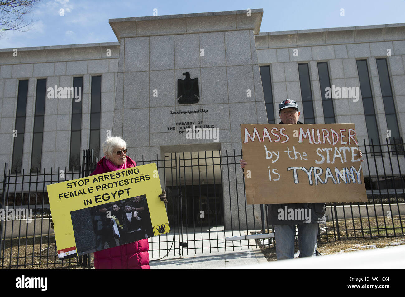 Membro del gruppo di attivisti CodePink e l'Egiziano gli americani per la democrazia e i diritti umani gruppo detengono un rally al di fuori dell'ambasciata egiziana per chiedere al governo egiziano di invertire le condanne a morte per 529 Egiziani accusati di presunta uccisione di un funzionario di polizia, il 27 marzo 2014 sul Campidoglio di Washington, DC. UPI/Kevin Dietsch Foto Stock