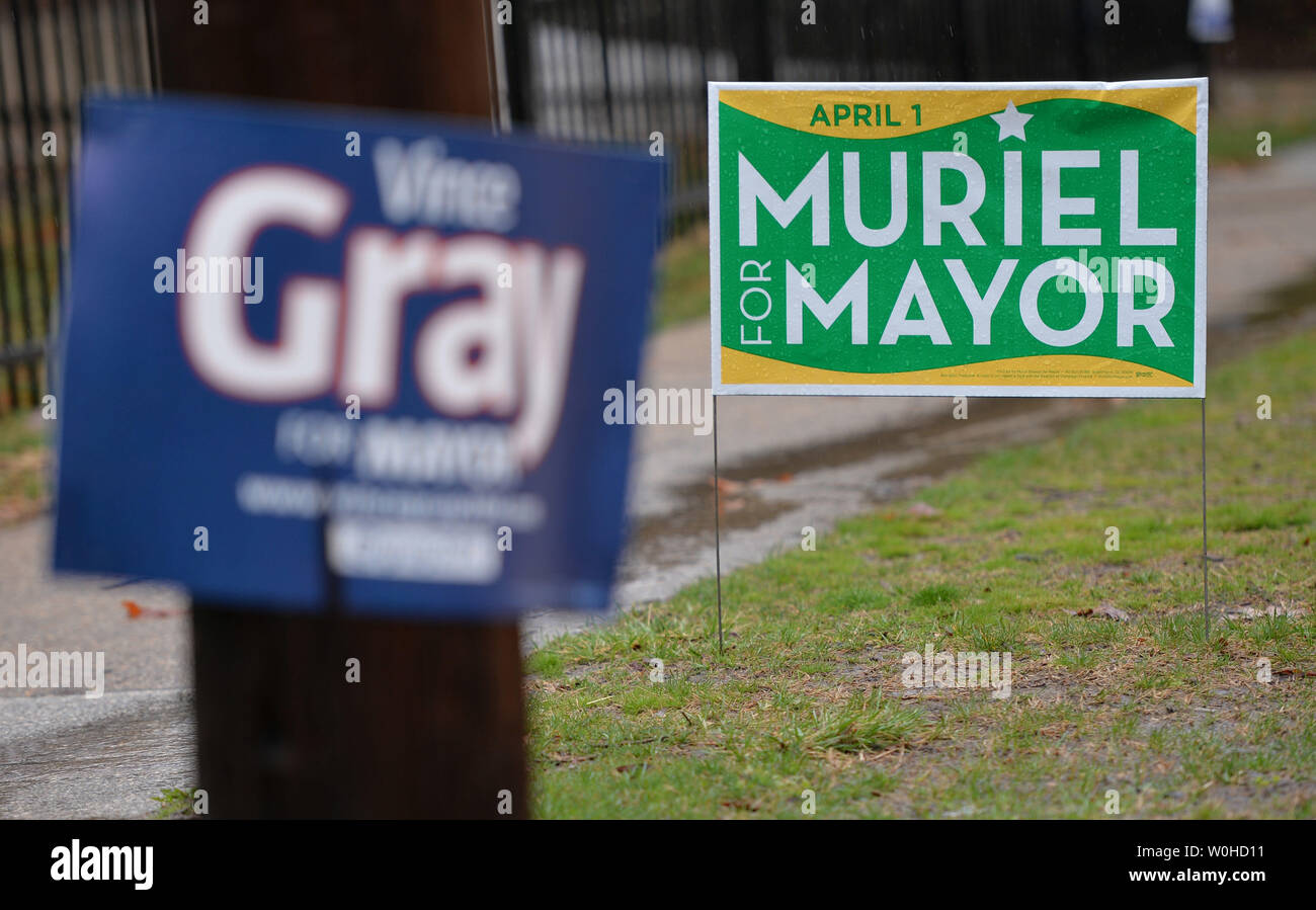 Indicazioni per DC Mayoral candidati Vince grigio e Muriel Bowser sono visti in Northwest Washington D.C. il 30 marzo 2014. Washington, D.C. terrà la sua elezione primaria il 1 aprile. UPI/Kevin Dietsch Foto Stock