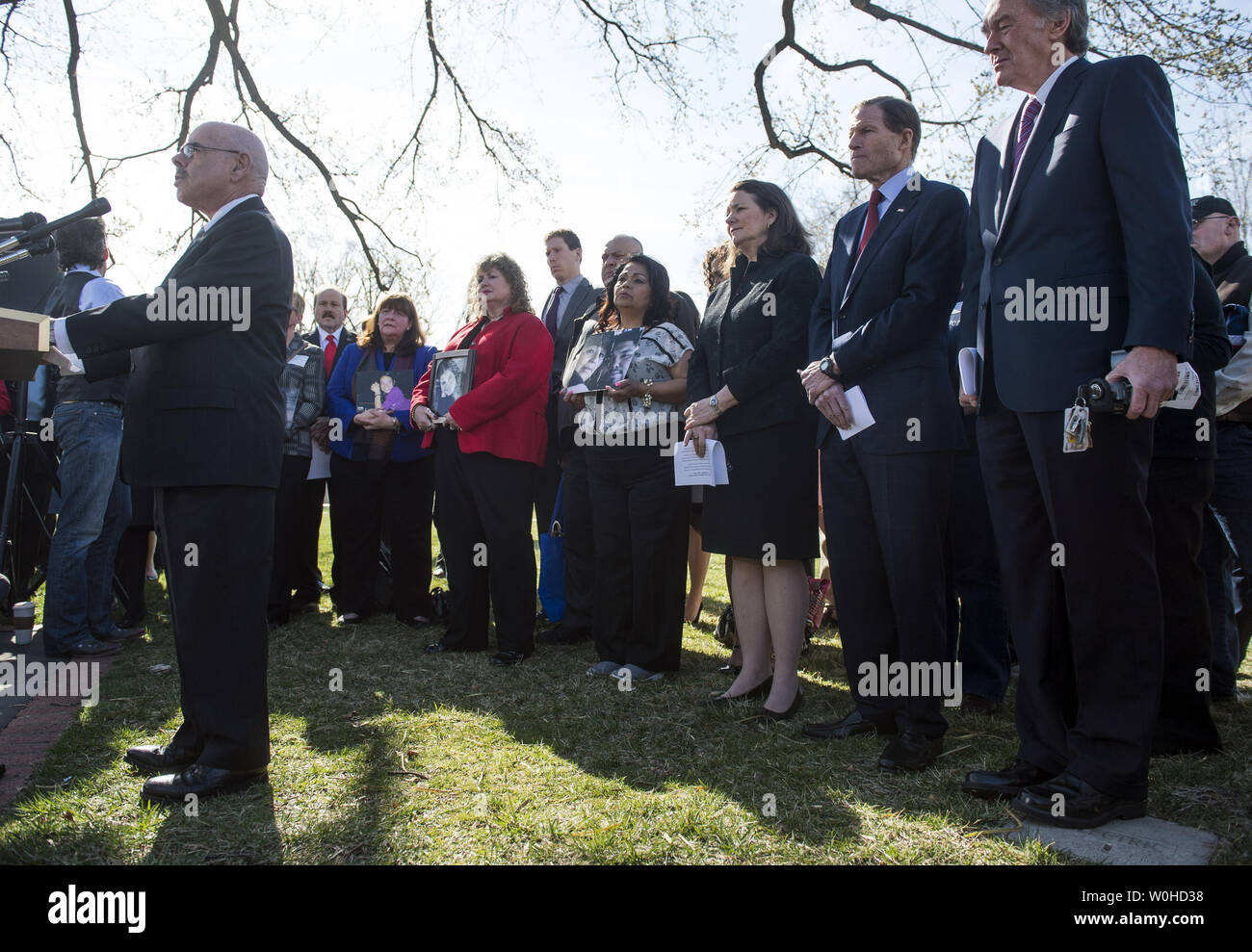 Sost. Henry Waxman, D-Calif, parla a fianco dei familiari delle vittime uccise in auto gli incidenti causati da guasti del GM interruttore di accensione durante una conferenza stampa sull'interruttore ha ricordato, a Washington, 1 aprile 2014. L'interruttore guasto, che è in grado di interdizione in modo casuale un automobile in movimento, è legata alla morte di 12 persone e ferite oltre 30. UPI/Kevin Dietsch Foto Stock