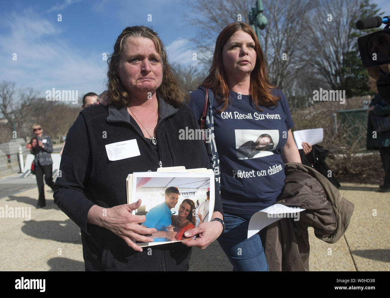 Cherie Sharkey (L) e Laura cristiano, sia che avevano i bambini muoiono in incidenti automobilistici causati da difettoso GM gli interruttori di accensione di arrivare ad una conferenza stampa sull'recall interruttore su Capitol Hill a Washington D.C. il 1 aprile 2014. L'interruttore guasto, che è in grado di interdizione in modo casuale un automobile in movimento, è legata alla morte di 12 persone e ferite oltre 30 più. UPI/Kevin Dietsch Foto Stock