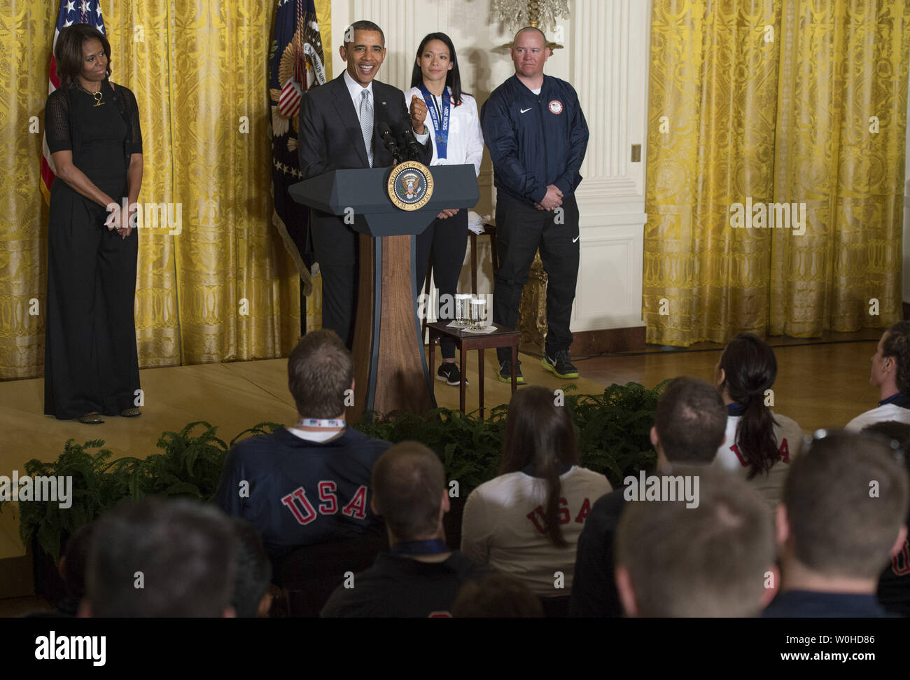 Il presidente Barack Obama (2nd-L) fornisce il commento a fianco la First Lady Michelle Obama (L) e olimpici femminili di Hockey su ghiaccio in avanti e 2014 Giochi Olimpici Invernali Cerimonia di chiusura il Team USA Portabandiera Julie Chu e paralimpici sciatore alpino, ex US Marine Corps sergente e 2014 i Giochi Paraolimpici Invernali cerimonia di apertura il Team USA Portabandiera Jon Luján, durante una cerimonia in cui il Obama il team ha accolto negli Stati Uniti per la Casa Bianca a Washington DC, il 3 aprile 2014. UPI/Kevin Dietsch Foto Stock