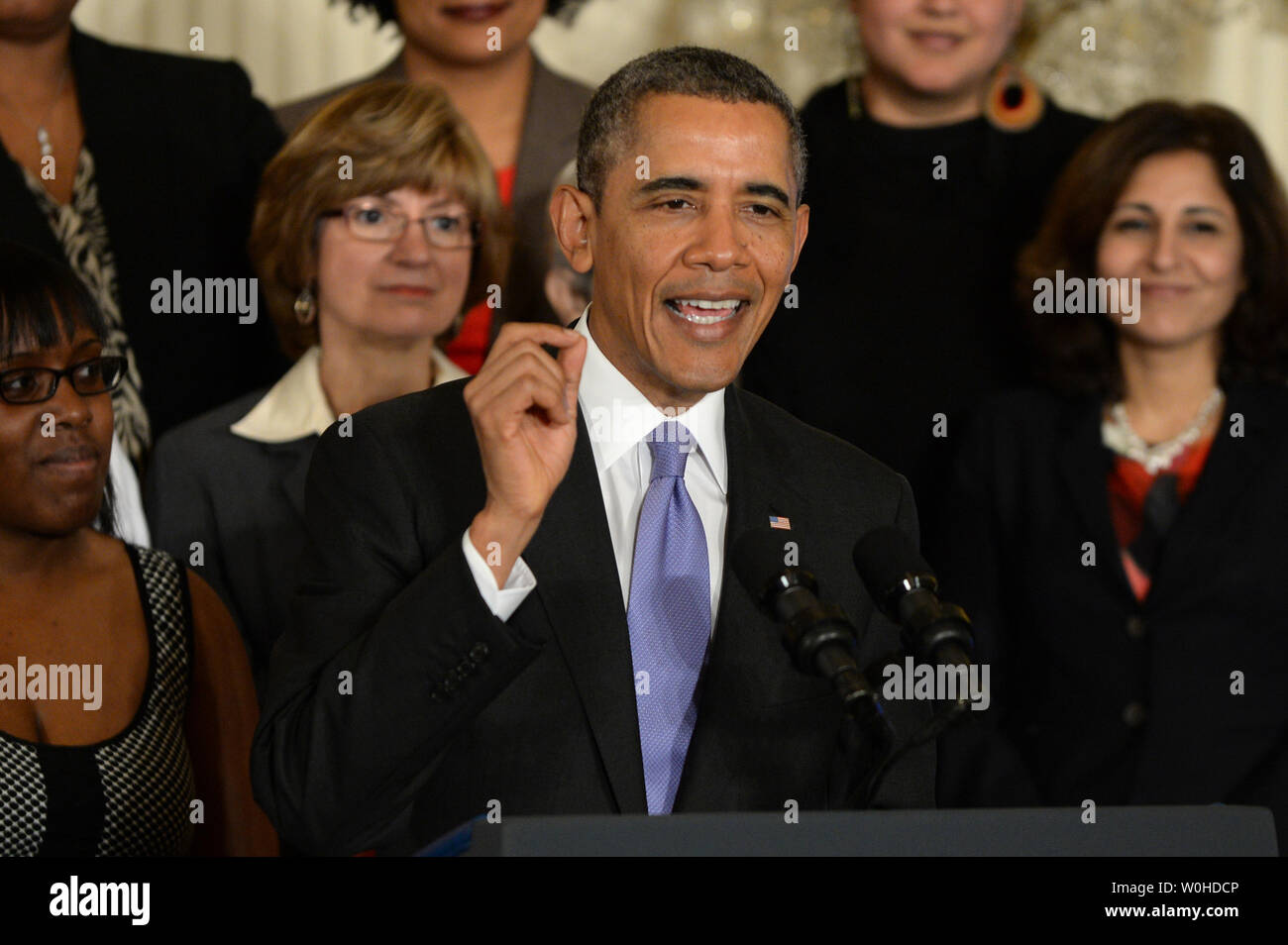 Il presidente Barack Obama fa commento prima della firma di due ordini esecutivi in materia di parità di retribuzione per le donne in occasione di un evento nella Sala Est della Casa Bianca a Washington il 8 aprile 2014. Obama ha firmato il decreto di un giorno prima dell'U.S. Dibattiti del senato lo stipendio atto di equità. UPI/Pat Benic Foto Stock