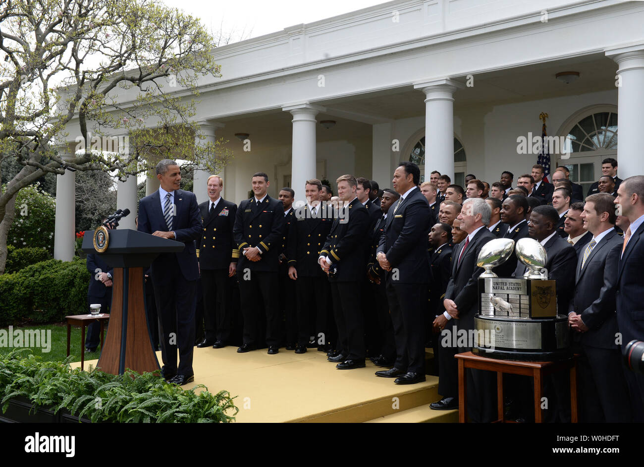 Il presidente Barack Obama fa un paio di commenti prima di presentare il Commander-In-Trofeo capo all'Accademia Navale squadra di calcio del Giardino delle Rose della Casa Bianca di Washington il 18 aprile 2014. Obama ha detto che il loro impegno per il loro paese era più speciale il loro vincente squadra di calcio. UPI/Pat Benic Foto Stock