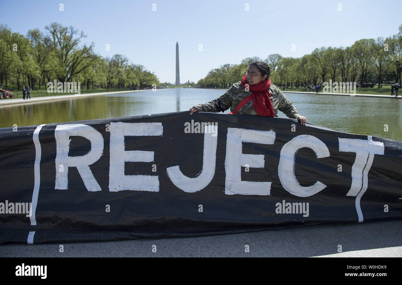 Un manifestante svelare un gonfiabile mock pipeline durante una manifestazione di protesta contro la pipeline KXL presso la piscina riflettente sui cittadini Mall di Washington, D.C. il 24 aprile 2014. Il cowboy e Indiani organizzato Alliance la Keystone XL tar sands pipeline protesta per mostrare la necessità di evidenziare i possibili impatti ambientali del progetto. UPI/Kevin Dietsch Foto Stock