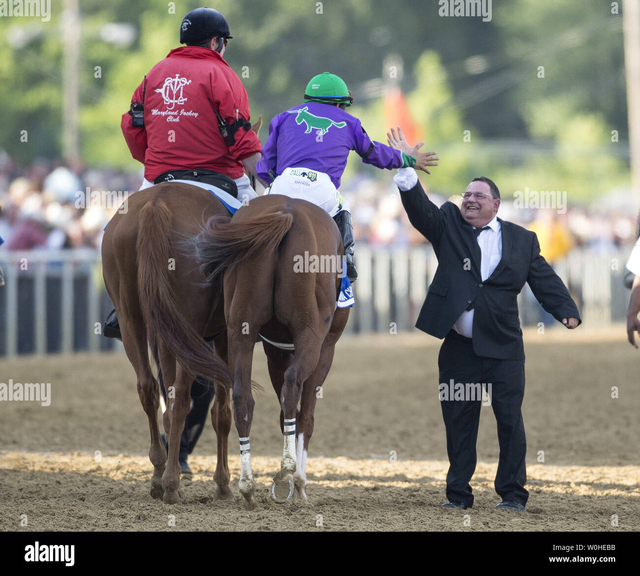 Jockey Victor Espinoza, equitazione California Chrome, celebra con assistente allenatore Allen Sherman dopo la California Chrome ha vinto 139a Preakness Stakes di Pimlico Race Course, 17 maggio 2014 a Baltimora, Maryland. California Chrome ha vinto il Preakness e cercheremo di una tripla corona al Belmont Stakes il 7 giugno. UPI/Kevin Dietsch Foto Stock