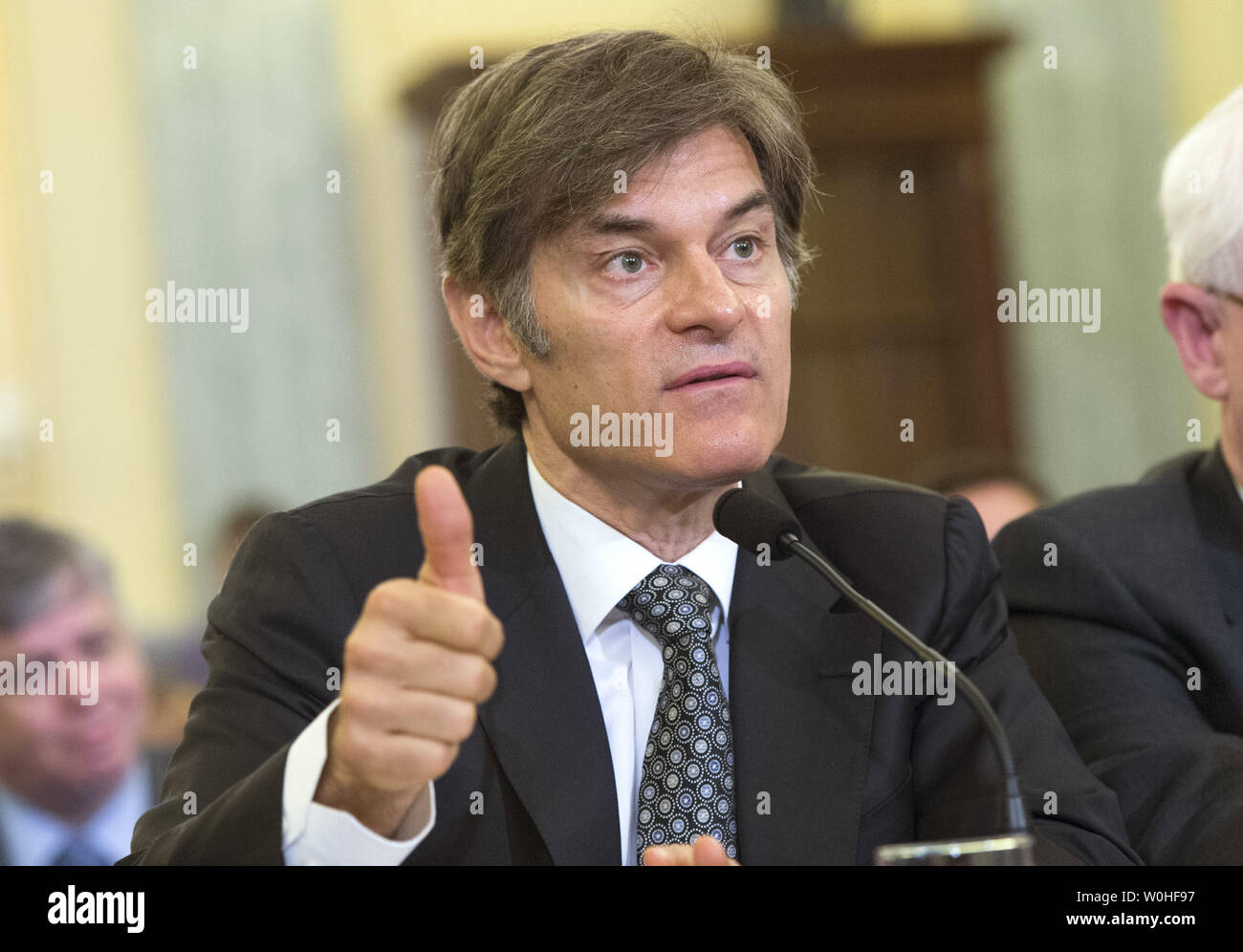 Mehmet Oz, ospite del dottor Oz Show, testimonia durante un senato la tutela dei consumatori e la sicurezza dei prodotti e le assicurazioni sottocomitato audizione su "tutelare i consumatori da false e ingannevoli pubblicità di prodotti Weight-Loss, sulla Capitol Hill a Washington D.C. il 17 giugno 2014. UPI/Kevin Dietsch Foto Stock Mehmet Oz, ospite del dottor Oz Show, testimonia durante un senato la tutela dei consumatori e la sicurezza dei prodotti e le assicurazioni sottocomitato audizione su "tutelare i consumatori da false e ingannevoli pubblicità di prodotti Weight-Loss, sulla Capitol Hill a Washington D.C. il 17 giugno 2014. UPI/Kevin Dietsch Foto Stock