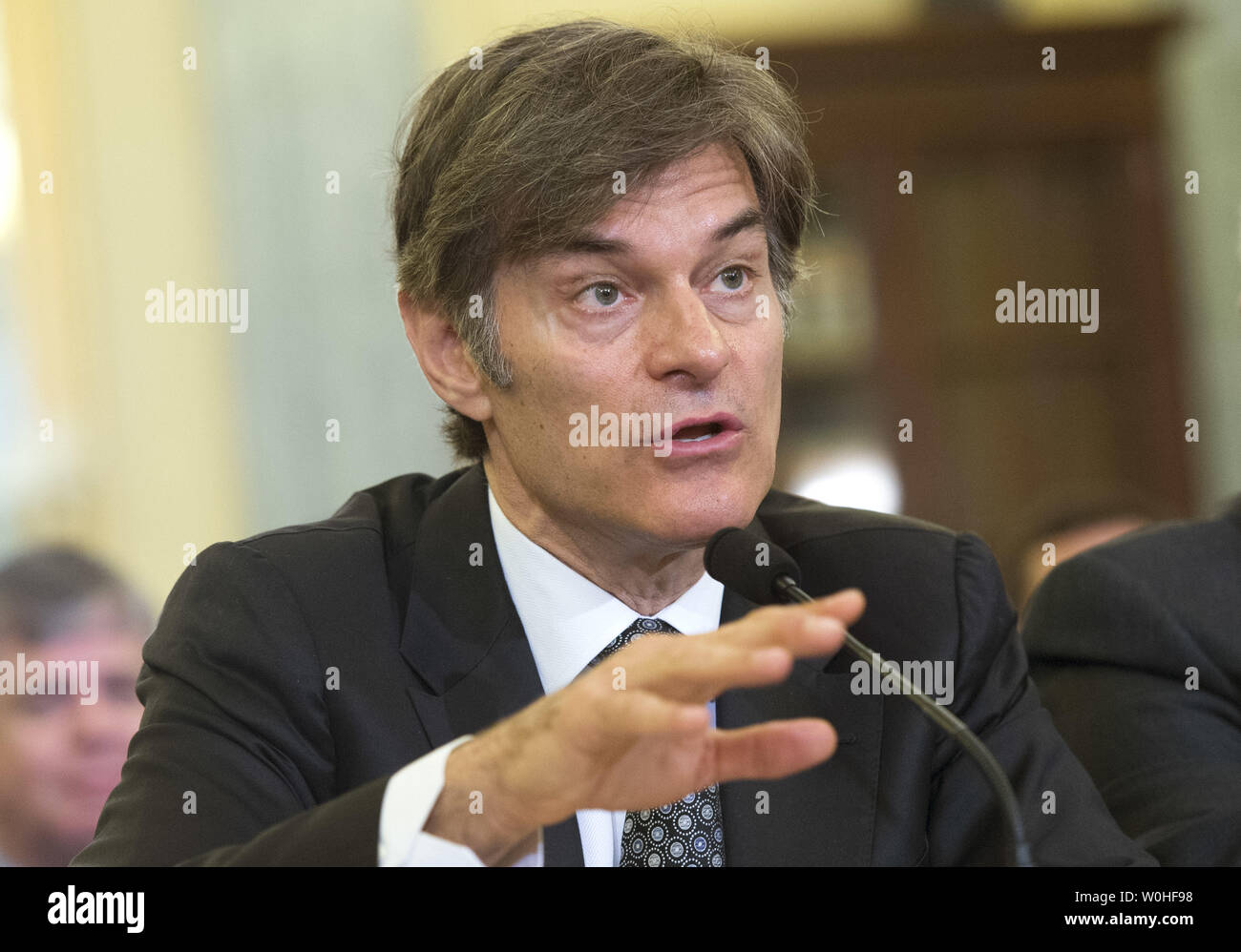 Mehmet Oz, ospite del dottor Oz Show, testimonia durante un senato la tutela dei consumatori e la sicurezza dei prodotti e le assicurazioni sottocomitato audizione su "tutelare i consumatori da false e ingannevoli pubblicità di prodotti Weight-Loss, sulla Capitol Hill a Washington D.C. il 17 giugno 2014. UPI/Kevin Dietsch Foto Stock