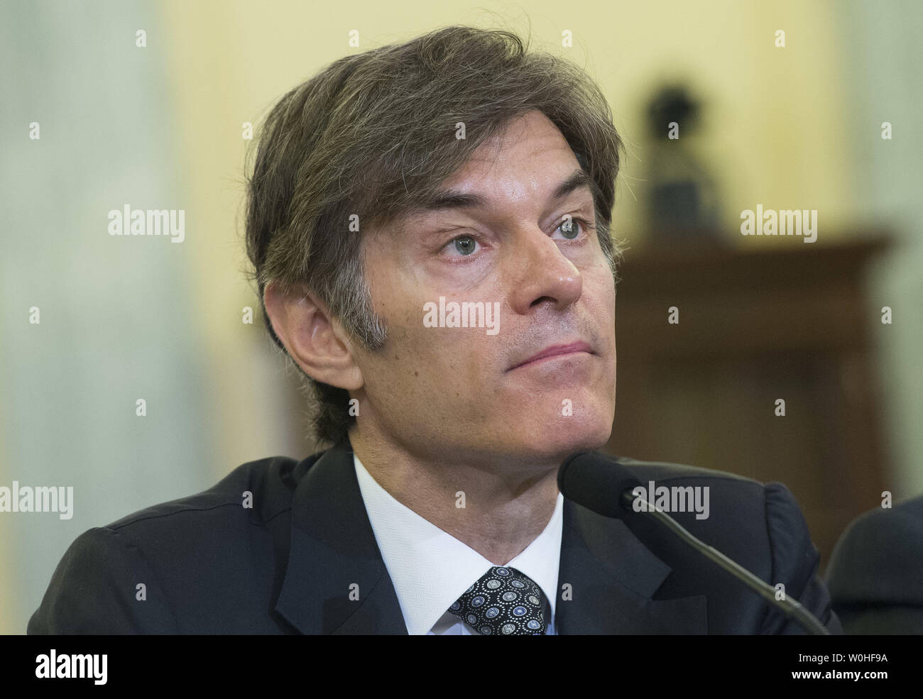 Mehmet Oz, ospite del dottor Oz Show, testimonia durante un senato la tutela dei consumatori e la sicurezza dei prodotti e le assicurazioni sottocomitato audizione su "tutelare i consumatori da false e ingannevoli pubblicità di prodotti Weight-Loss, sulla Capitol Hill a Washington D.C. il 17 giugno 2014. UPI/Kevin Dietsch Foto Stock