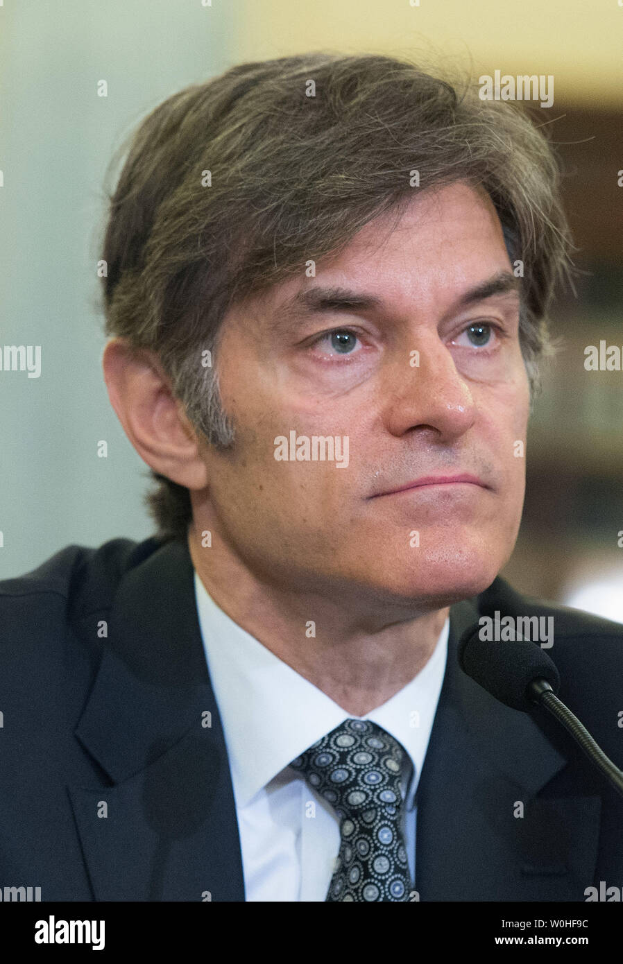 Mehmet Oz, ospite del dottor Oz Show, testimonia durante un senato la tutela dei consumatori e la sicurezza dei prodotti e le assicurazioni sottocomitato audizione su "tutelare i consumatori da false e ingannevoli pubblicità di prodotti Weight-Loss, sulla Capitol Hill a Washington D.C. il 17 giugno 2014. UPI/Kevin Dietsch Foto Stock Mehmet Oz, ospite del dottor Oz Show, testimonia durante un senato la tutela dei consumatori e la sicurezza dei prodotti e le assicurazioni sottocomitato audizione su "tutelare i consumatori da false e ingannevoli pubblicità di prodotti Weight-Loss, sulla Capitol Hill a Washington D.C. il 17 giugno 2014. UPI/Kevin Dietsch Foto Stock