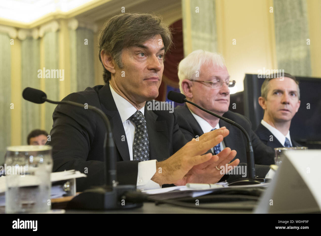 Mehmet Oz, ospite del dottor Oz Show, testimonia durante un senato la tutela dei consumatori e la sicurezza dei prodotti e le assicurazioni sottocomitato audizione su "tutelare i consumatori da false e ingannevoli pubblicità di prodotti Weight-Loss, sulla Capitol Hill a Washington D.C. il 17 giugno 2014. UPI/Kevin Dietsch Foto Stock