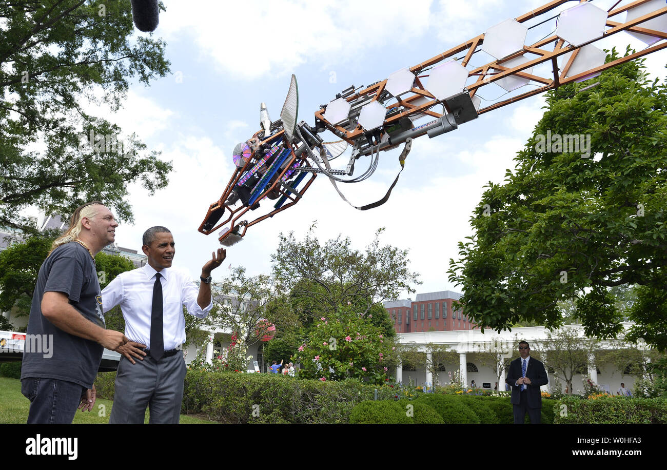 Stati Uniti Il presidente Barack Obama (L) esamina una giraffa robotici con Lindsay Lawlor di San Diego, California, alla Casa Bianca Maker Faire progetti sulla South Lawn, 18 giugno 2014, a Washington, DC. La Faire è una serie di progetti da parte degli studenti, gli imprenditori e i cittadini regolari utilizzando le nuove tecnologie e gli strumenti per il lancio di nuove imprese e di acquisire nuove competenze nel campo della scienza, della tecnologia, ingegneria e matematica. UPI/Mike Theiler Foto Stock