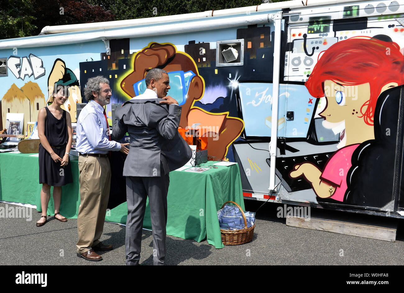 Stati Uniti Il presidente Barack Obama ha il suo decolla tuta cappotto nel record di calore come egli si reca presso il Massachusetts Institute of Technology di 'Mobile Fab Lab', alla Casa Bianca Maker Faire sul South Lawn, 18 giugno 2014, a Washington, DC. La Faire è una serie di progetti da parte degli studenti, gli imprenditori e i cittadini regolari utilizzando le nuove tecnologie e gli strumenti per il lancio di nuove imprese e di acquisire nuove competenze nel campo della scienza, della tecnologia, ingegneria e matematica. UPI/Mike Theiler Foto Stock