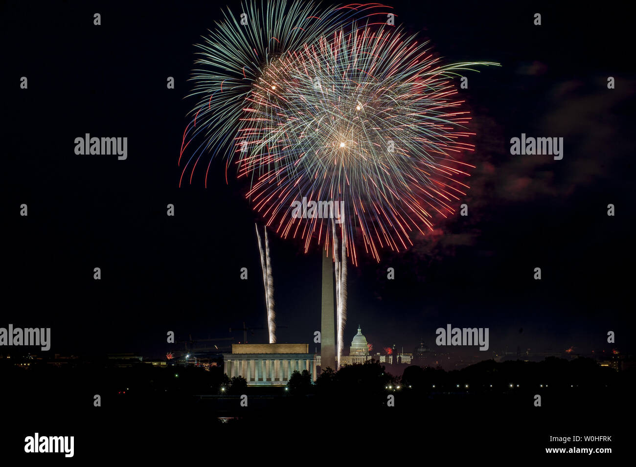 Giorno di indipendenza fuochi d'artificio esplodere oltre il Lincoln Memorial, il Monumento a Washington e il U.S. Capitol 4 luglio 2014 a Washington D.C. Gli Stati Uniti il giorno di indipendenza, comunemente noto come il quarto di luglio, è una vacanza federale che commemora l'adozione della dichiarazione di indipendenza il 04 luglio 1776, che dichiara la sua indipendenza dalla Gran Bretagna. UPI/Pete Marovich Foto Stock