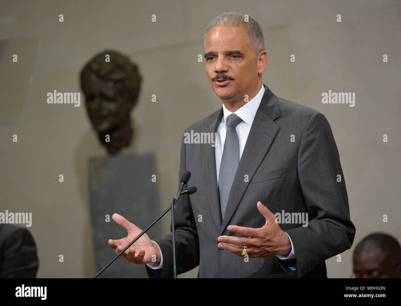 Stati Uniti Il procuratore generale Eric Holder offre un commento ad una cerimonia horning il cinquantesimo anniversario della firma del Civil Rights Act e la formazione delle relazioni comunitarie, servizio presso il Dipartimento di Giustizia di Washington, il 14 luglio 2014. UPI/Kevin Dietsch Foto Stock