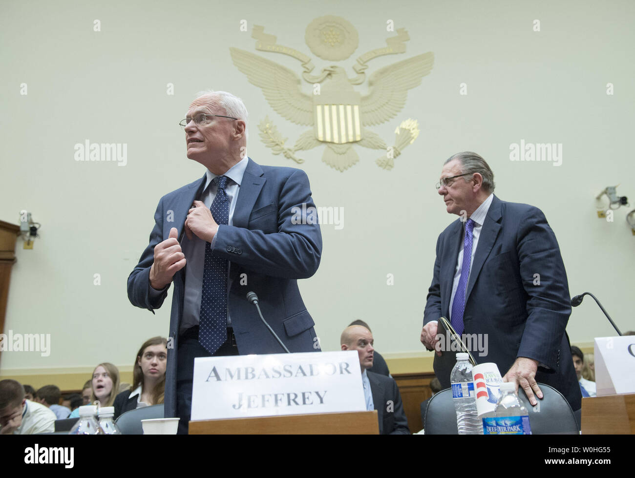 Stati Uniti Ambasciatore in Iraq James Jeffrey (L) e l'esercito pensionato Gen. Jack Keane prendere la loro sede durante una casa Commissione Affari Esteri audizione, il terrorismo e la non proliferazione e la sottocommissione commerciale e il Medio Oriente e il Nord Africa sottocomitato audizione congiunta sul luogo di ISIL (Stato islamico dell Iraq e il levante) in Iraq, a Washington D.C. il 15 luglio 2014. UPI/Kevin Dietsch Foto Stock