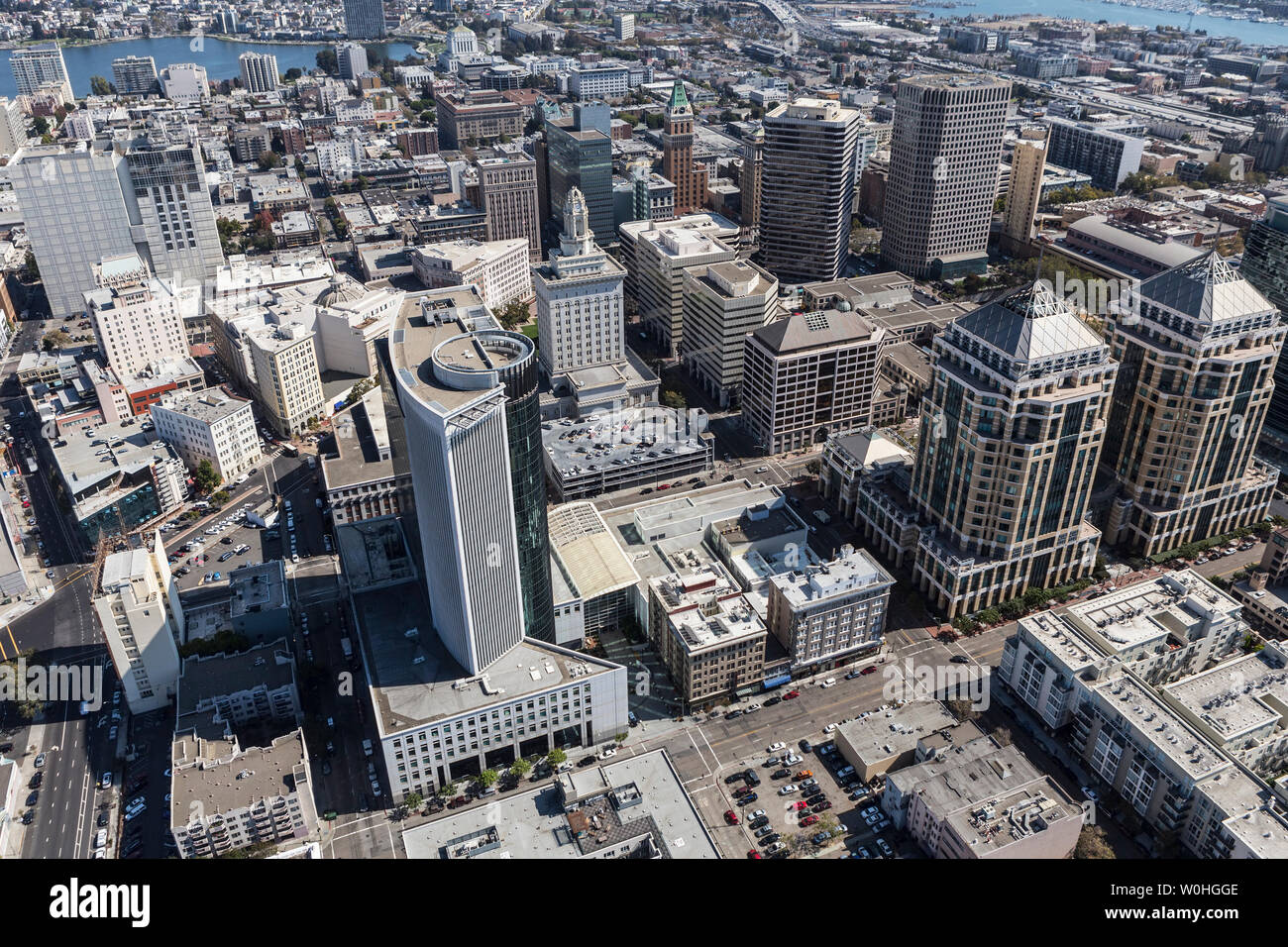 Vista aerea del centro cittadino di edifici e strade a Oakland in California. Foto Stock