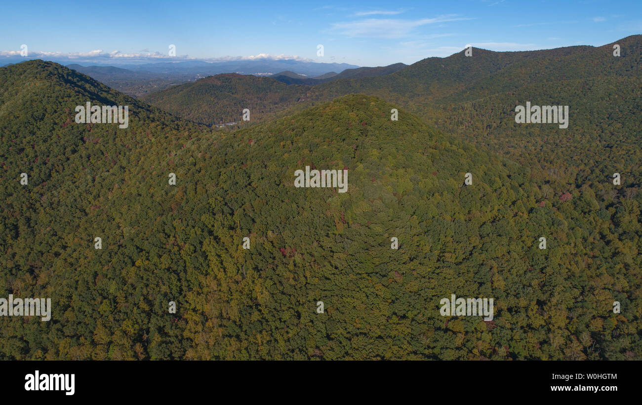 Drone fotografia paesaggistica Scenic rientrano le cime degli alberi della foresta della Carolina del Nord le montagne Mountain Range panoramico idilliaco blu cielo nubi sparse all'aperto Foto Stock